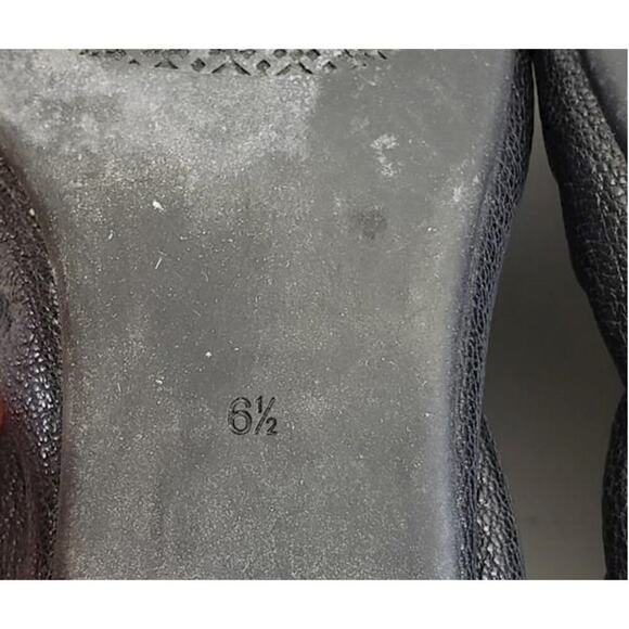 Tory Burch Size 6.5  Black Gold Logo Workwear Leather Closed Toe Luxury Flats - Picture 5 of 6